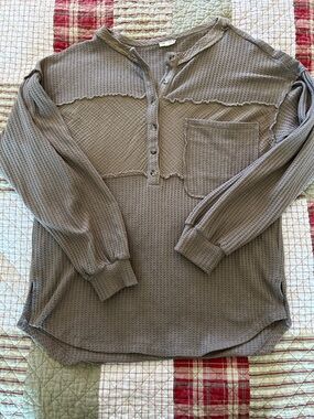 JODIFL Long Sleeve Waffle Henley Top in Taupe